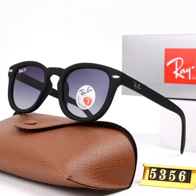 Schwarze Sonnenbrille mit braunem Lederetui
