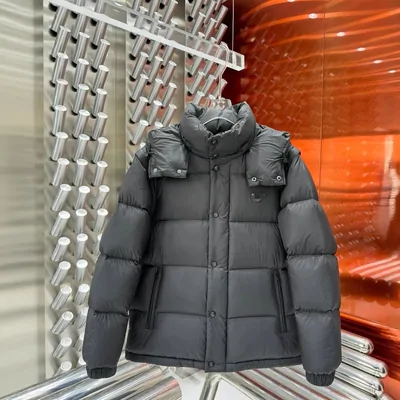 Schwarze Daunenjacke mit Kapuze, Vorderansicht