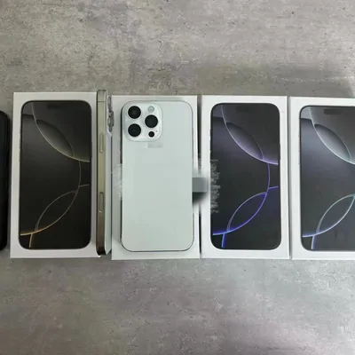 Smartphone mit grüner Rückseite neben Verpackungen
