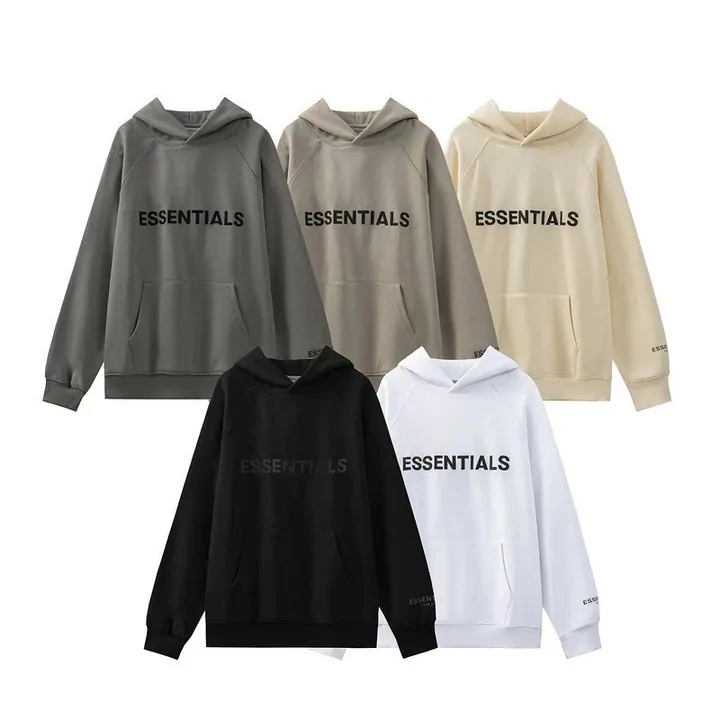 Vier Hoodies in Schwarz, Grau, Beige und Weiß nebeneinander aufgehängt