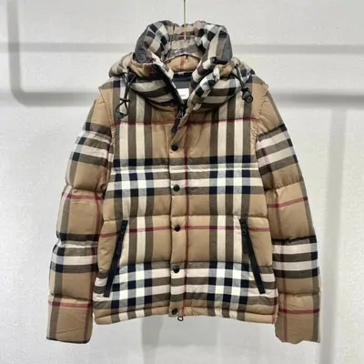 Beige karierte Kapuzenjacke auf einem Kleiderbügel