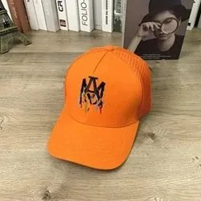 Orangefarbene Baseballkappe mit dunklem Stick
