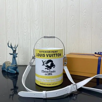 Gelbe zylindrische Tasche im Farbdosen-Stil mit weißem Schulterriemen
