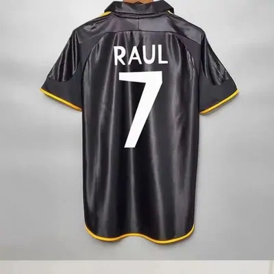 Schwarzes Fußballtrikot mit gelben Akzenten und Rückennummer 7