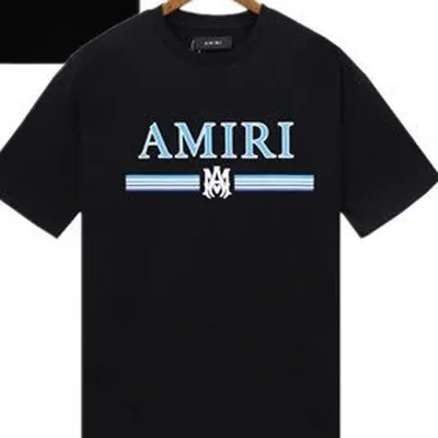 Schwarzes T-Shirt mit blau-weißem Logoprint auf hellem Grund