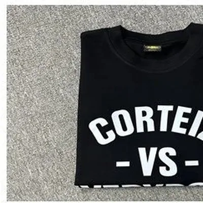 Schwarzes T-Shirt mit weißem Schriftprint, Nahaufnahme