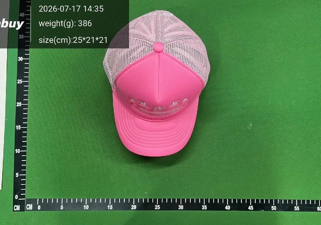 Offizielles Lagerfoto einer rosa Kappe auf Messmatte, mit Gewicht und Maßen im Foto